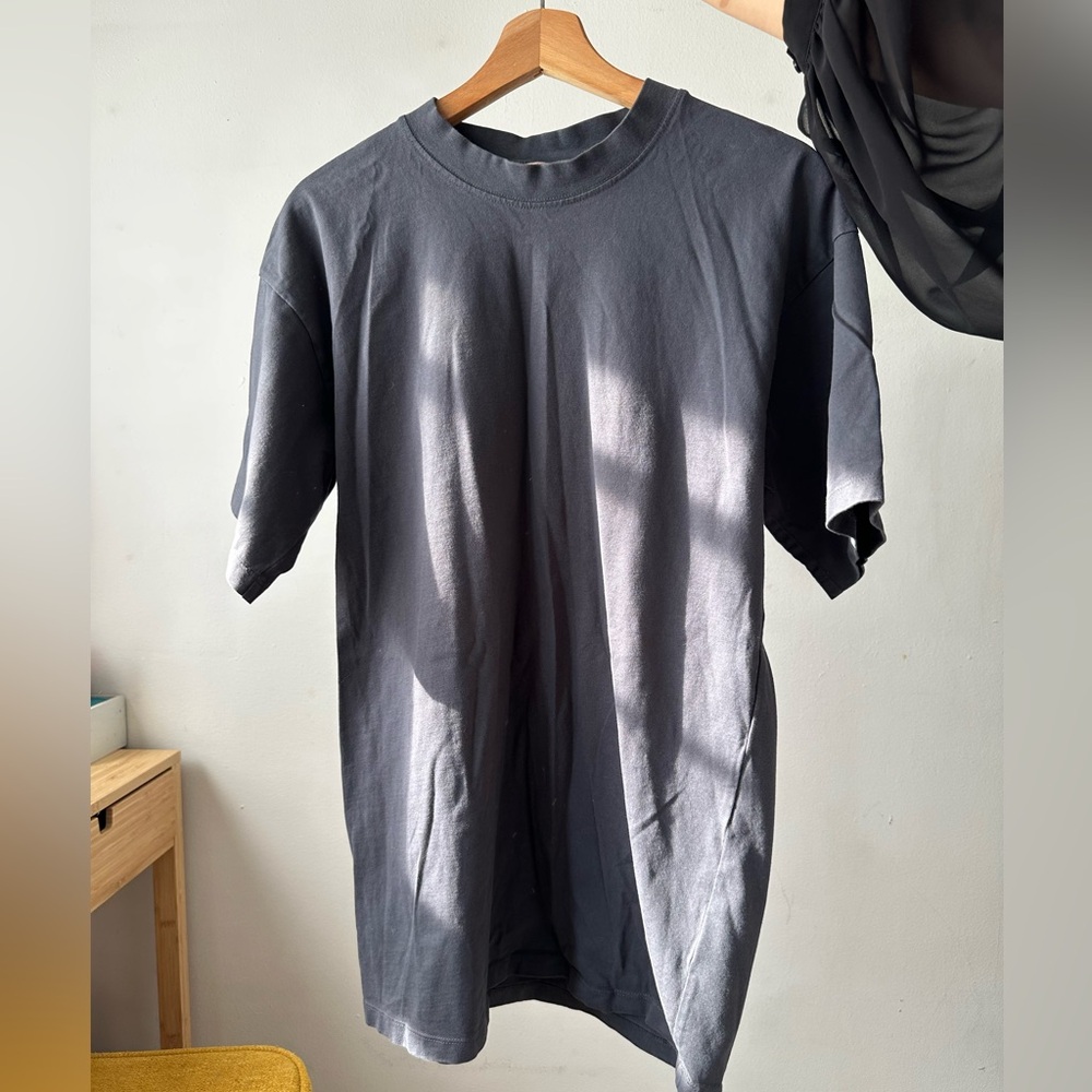 🍓3 for $15 🍓H&M men’s xs t shirt
Blue toned dark grey color
Never worn